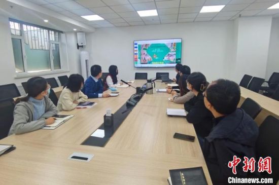 圖為甘肅教育出版社《寫給青少年的敦煌故事》叢書項(xiàng)目組，探討圖書封面設(shè)計(jì)。　閆姣 攝