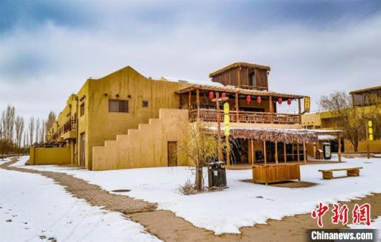 雪落敦煌月牙泉小鎮(zhèn)。　王斌銀 攝