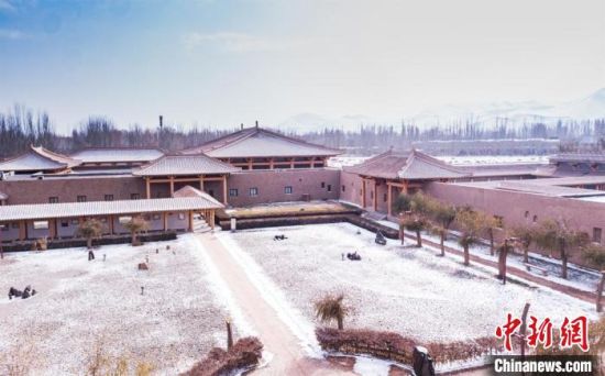 圖為雪落大漠古堡——敦煌山莊?！⊥醣筱y 攝