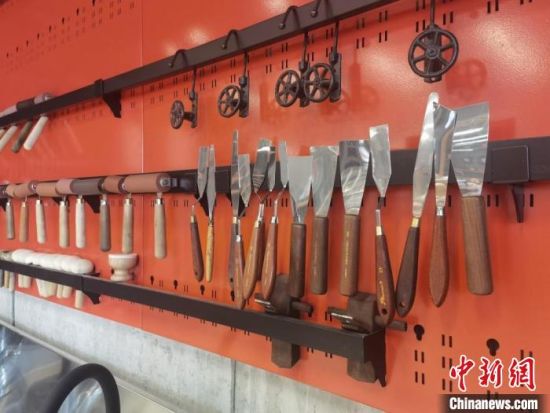 圖為徐晉林制作雕版敦煌壁畫所用工具?！￠Z姣 攝