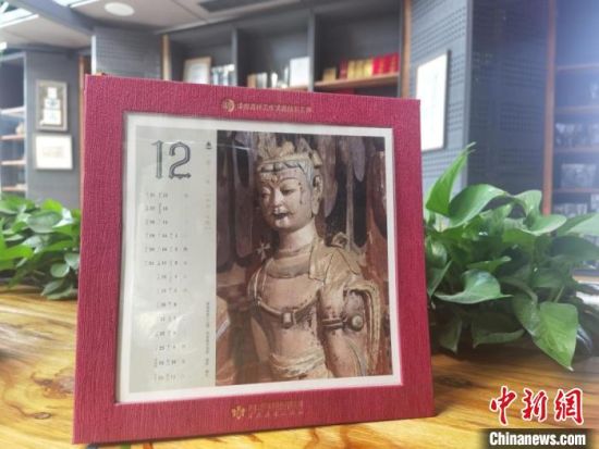 圖為徐晉林制作的敦煌題材的手工書《走進沙漠敦煌——莫高窟與藏書票藝術(shù)》，深受讀者喜愛?！￠Z姣 攝