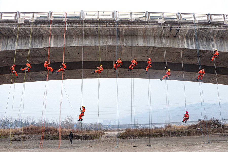 硬核！甘肅天水森林消防員百米高空練技能