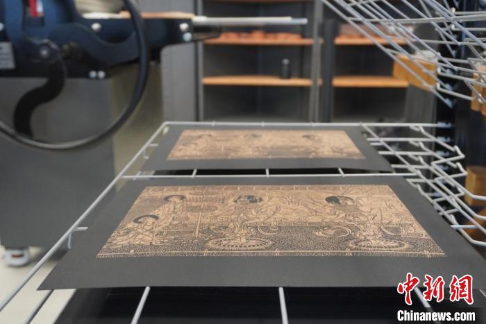 圖為徐晉林工作室制作的雕版敦煌壁畫印刷成品展示。　九美旦增 　攝