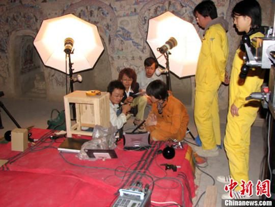 敦煌研究院與日本東京文化財(cái)研究所合作進(jìn)行第285窟多光譜無損調(diào)查工作現(xiàn)場(chǎng)。中新社發(fā) 婁婕 供圖