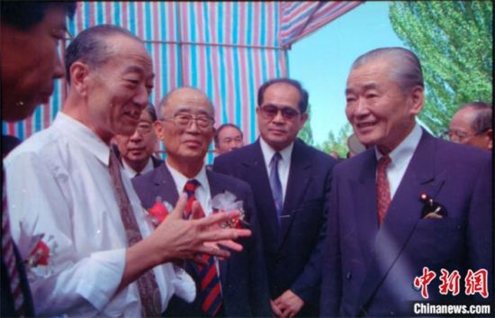 1994年8月，時(shí)任日本首相竹下登(右一)與時(shí)任敦煌研究院院長(zhǎng)段文杰在莫高窟親切交談。中新社發(fā) 婁婕 供圖
