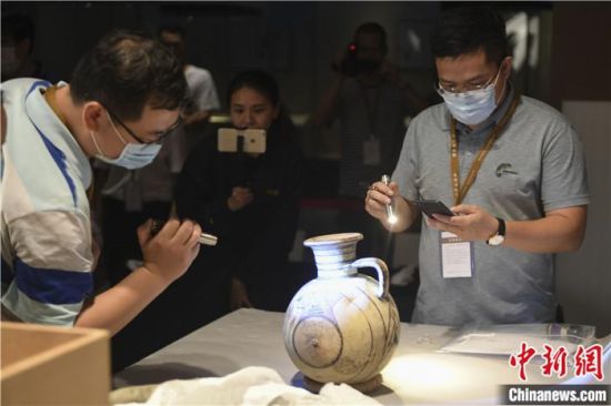 2020年6月，在長(zhǎng)沙博物館舉行“從地中海到中國(guó)：絲路寶藏——平山郁夫絲綢之路美術(shù)館藏文物展”前，專家開箱鑒定文物。中新社記者 楊華峰 攝