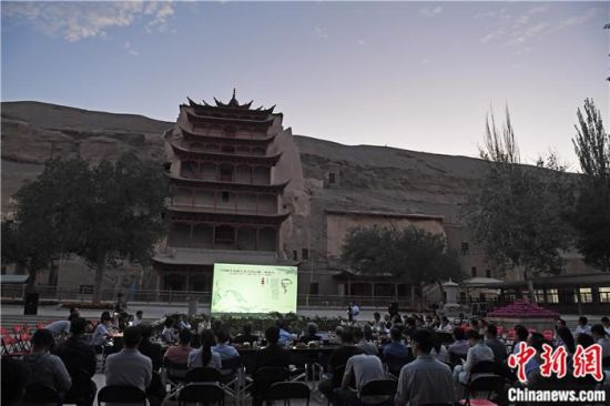 2018年8月，在敦煌莫高窟標(biāo)志性建筑“九層樓”前，《回顧平山郁夫先生的貢獻(xiàn)》座談會(huì)舉行。來自中日兩國(guó)的專家、學(xué)者共同懷念這位情系敦煌數(shù)十載的繪畫巨匠、中日友好的文化使者、世界文化遺產(chǎn)的守護(hù)者。中新社記者 楊艷敏 攝