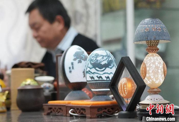 圖為吳義澤完成的蛋雕作品。　九美丹增 攝