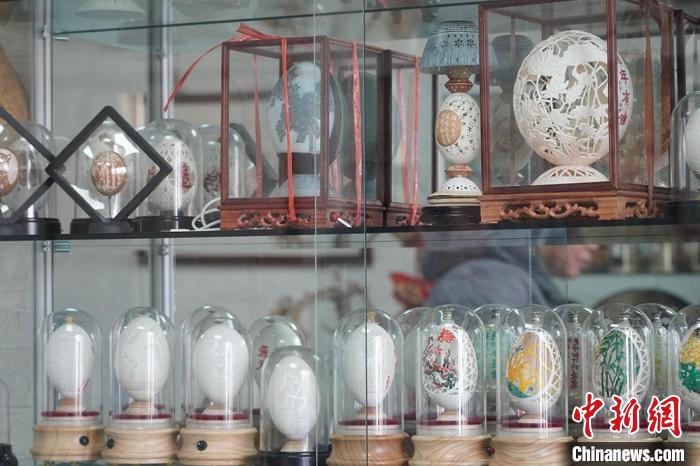 圖為吳義澤收藏柜內(nèi)的蛋雕作品?！【琶赖ぴ?攝