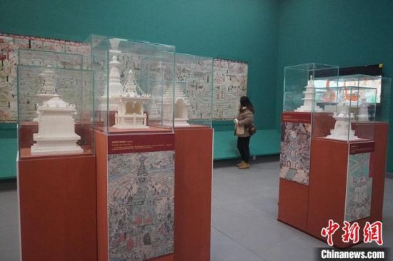 圖為觀眾欣賞數(shù)字復(fù)制壁畫?！【琶赖┰?攝