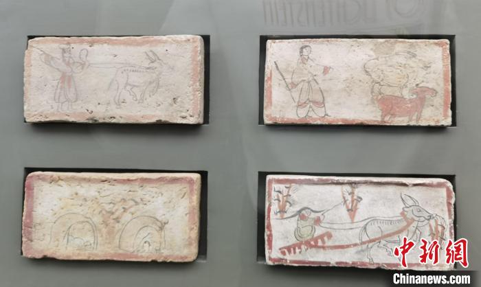 圖為嘉峪關(guān)長城博物館館藏文物魏晉墓彩繪畫像磚中豐富多彩的古代農(nóng)牧業(yè)生產(chǎn)活動。(資料圖) 丁思 攝