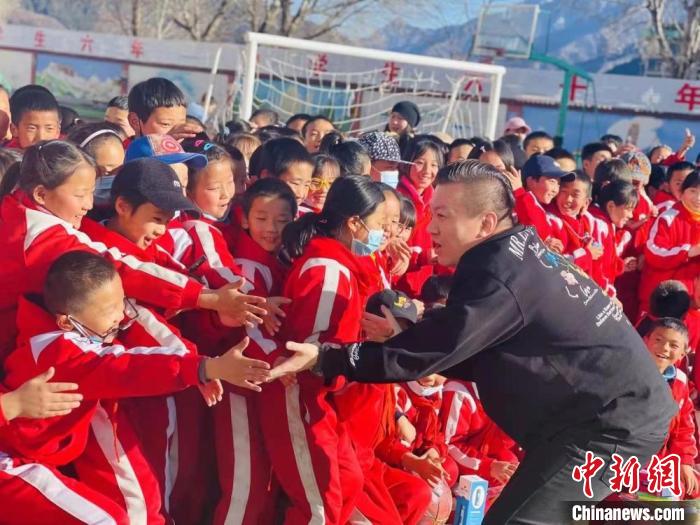 1月初，第五屆“街舞進藏鄉(xiāng)”公益助學活動在甘肅甘南結束，旨在讓藏族學子感受到街舞魅力。　陳善雄 攝