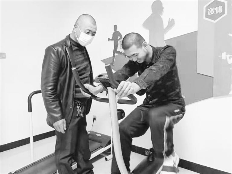 父愛如山！張掖高臺殘疾父親悉心照顧殘疾兒子20余年