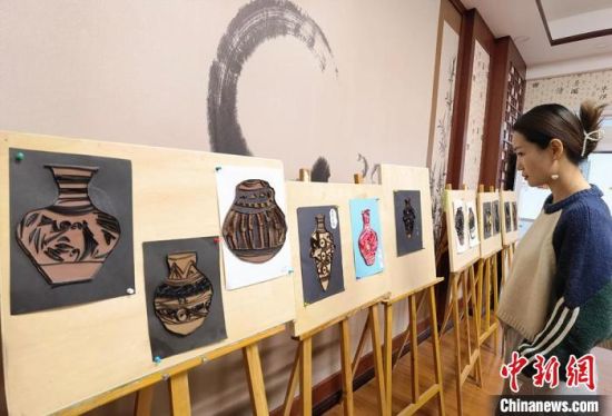 圖為學(xué)生用衍紙材料制作的彩陶紋飾?！⒂裉?攝