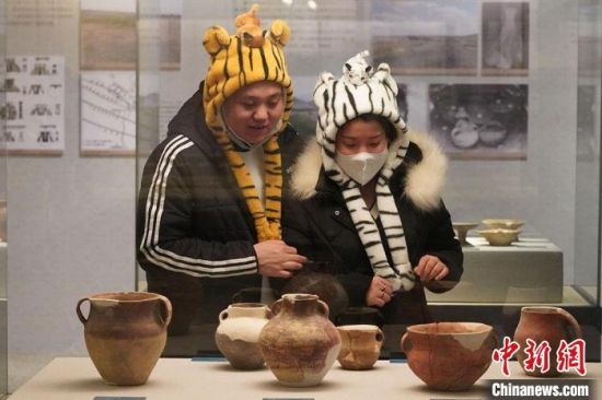 圖為市民戴虎頭帽在博物館內(nèi)參觀。九美旦增 攝