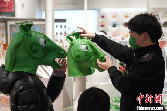 圖為“神馬來了”銅奔馬頭套?！【琶赖┰?攝