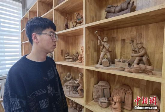 圖為學生介紹作品。 劉玉桃 攝