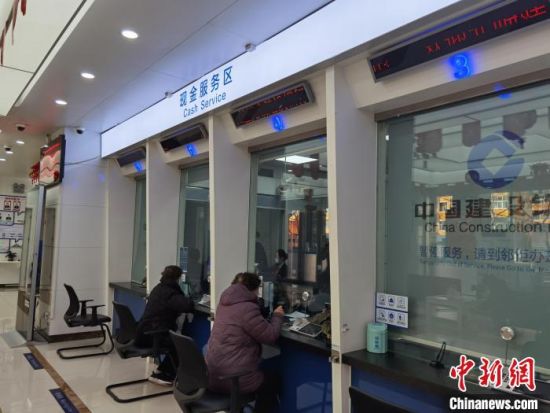 圖為蘭州市民在銀行兌換新鈔?！⌒煅?攝