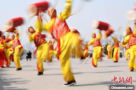 2019年2月19日，演員在黃河岸邊的蘭州水車博覽園內(nèi)進(jìn)行太平鼓表演，歡慶元宵佳節(jié)。(資料圖) 　楊艷敏 攝