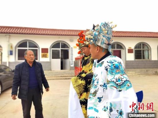 圖為69歲的“苦水高高蹺”國家級傳承人巨海全(左一)，叮囑徒弟們高高蹺練習技巧要領?！￠Z姣 攝