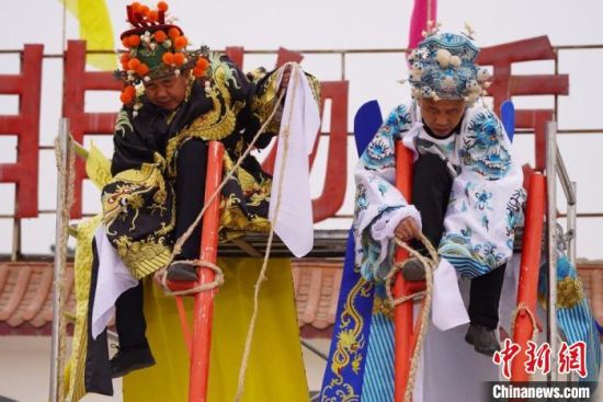 圖為“苦水高高蹺”表演者通過麻繩將腳固定在腳踏板，并在腿部纏繞六七圈?！【琶赖┰?攝