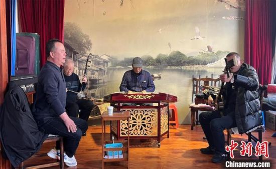 圖為蘭州鼓子愛好者在傳習所內(nèi)互相搭檔上臺演出?！堨下?攝