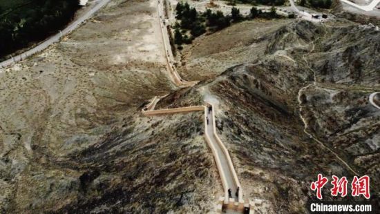 圖為甘肅嘉峪關(guān)懸臂長城吸引游客打卡 。(資料圖) 李亞龍 攝