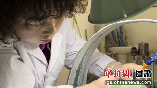 夜光杯制作學(xué)徒謝小琴坦言，雖工作枯燥，但是能夠掌握國(guó)家級(jí)非遺技藝是很自豪的。王牧雨 攝