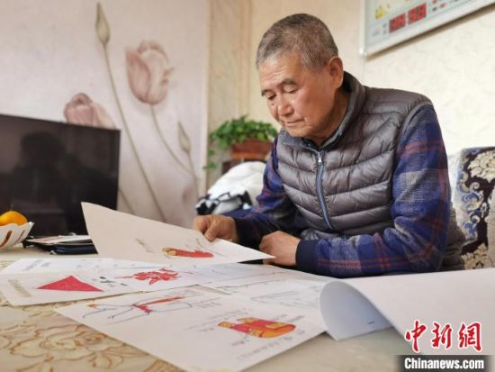 圖為陸鵬飛向記者展示多年帶隊的手寫筆記。　張婧 攝