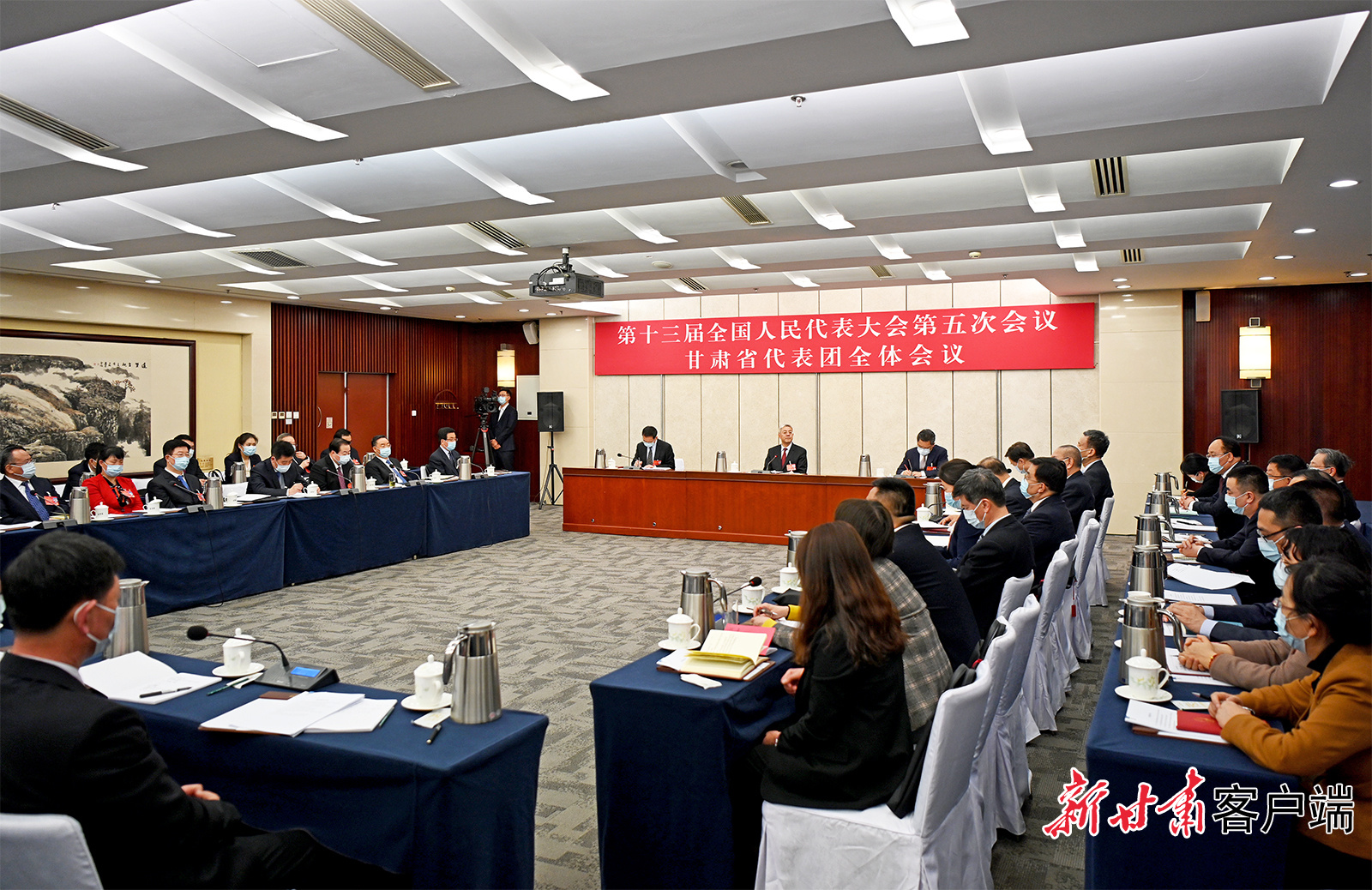 甘肅代表團舉行全體會議，尹弘主持并講話