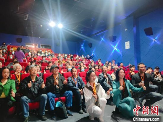 《浴血誓言》主創(chuàng)團(tuán)隊與到場的紅軍后代合影。　陳選斌 攝