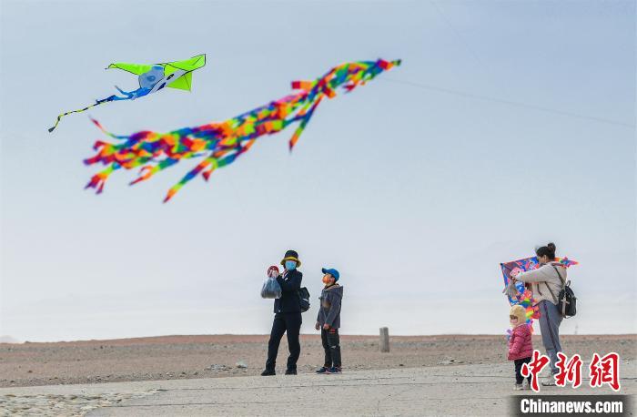 圖為孩童在父母的陪伴下放風箏?！⊥醣筱y 攝