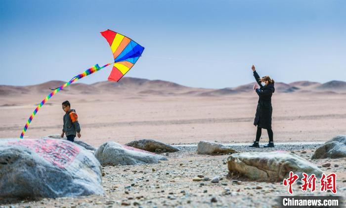 圖為市民正在陽關(guān)景區(qū)放風箏?！⊥醣筱y 攝