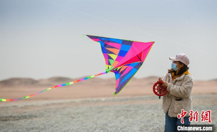 圖為市民正在陽關(guān)景區(qū)放風箏?！⊥醣筱y 攝