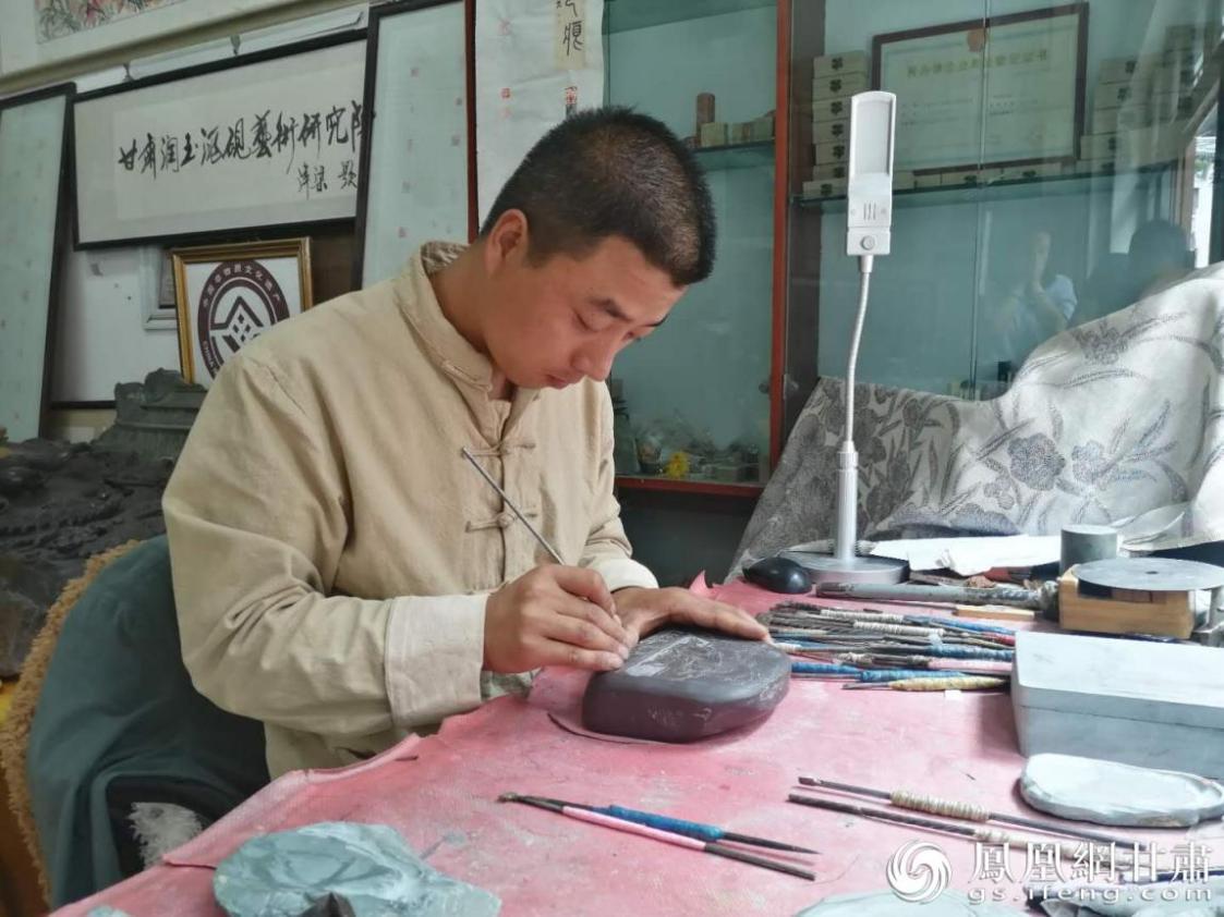 洮硯制作技藝第六代傳人、國(guó)家藝術(shù)基金資助青年藝術(shù)家、正高級(jí)洮硯雕刻藝術(shù)師李江平十年如一日專注于洮硯制作 圖源自網(wǎng)絡(luò)