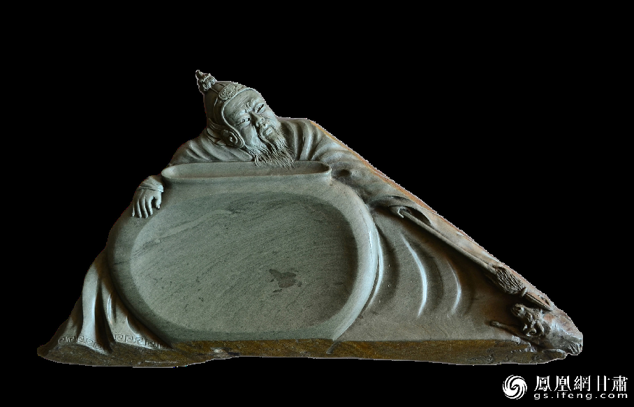 《醉臥沙場(chǎng)君莫笑》硯使王翰《涼州詞》中“醉臥沙場(chǎng)君莫笑，古來(lái)征戰(zhàn)幾人回？”的意境躍然硯臺(tái)之上。資料圖