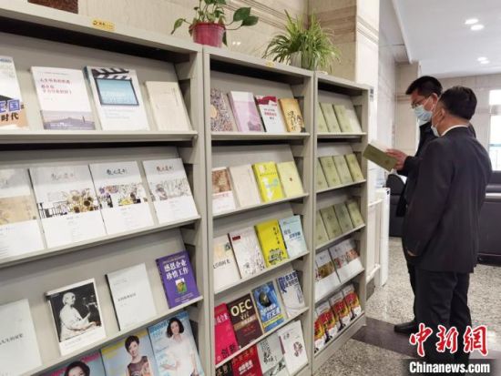 圖為國網(wǎng)甘肅電力黨校的職工書架。　徐雪 攝