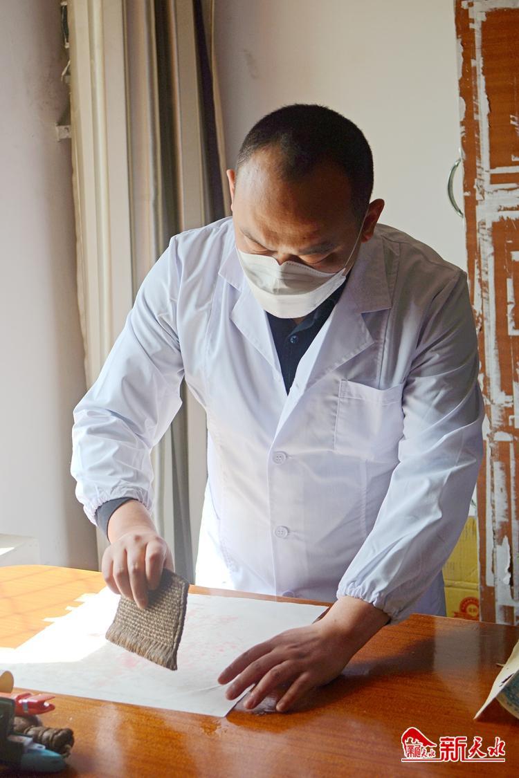 朽爛歷史檔案如何獲新生？看修復(fù)師“妙手回春”