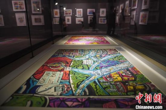 市民參觀少兒美術(shù)展覽。