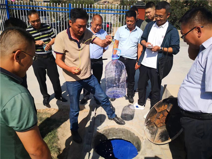 城關(guān)區(qū)作風(fēng)建設(shè)督察組赴青白石污水處理站，檢查污水采樣情況。.jpg