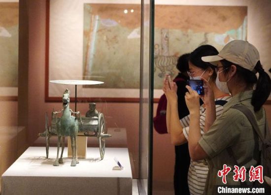 圖為參觀者參觀“大道攸歸：五涼文化展”展陳文物?！【琶赖┰?攝