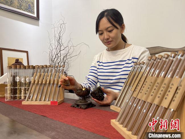 圖為魯雯展示燃香禮儀。　高瑩 攝