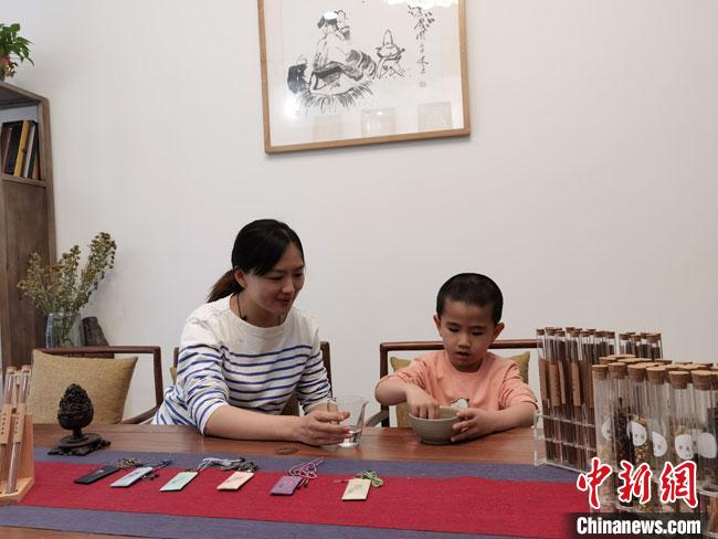 圖為魯雯為小學(xué)員授課和培訓(xùn)?！●T志軍 攝