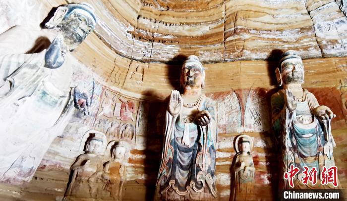 北石窟寺窟內(nèi)造像因受水顯得斑駁?！“瑧c龍 攝