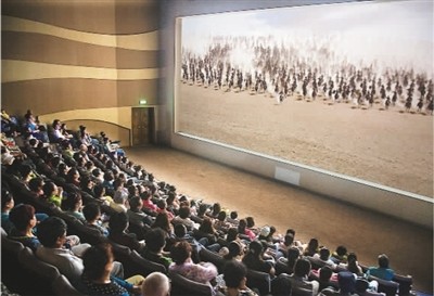 游客在莫高窟數(shù)字展示中心觀看主題電影《千年莫高》。