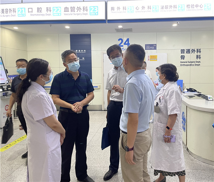 7月12日，甘肅省紀(jì)委監(jiān)委派駐省衛(wèi)健委紀(jì)檢監(jiān)察組紀(jì)檢監(jiān)察干部在蘭大二院門診開展疫情防控監(jiān)督檢查。魏雪 攝.jpg