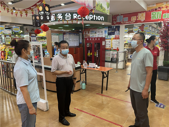 7月15日，酒泉市玉門市疫情防控督查組在隴商聯(lián)華超市監(jiān)督檢查疫情防控措施落實情況。 .jpg