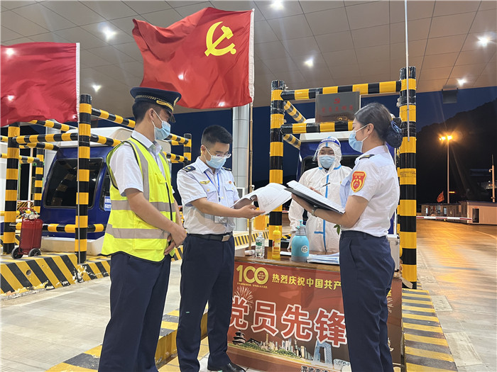 7月16日，甘肅省公航旅渭武高速運營公司紀(jì)檢監(jiān)察干部深入宕昌西收費站督查疫情防控措施落實情況。陳強(qiáng) 攝.jpg