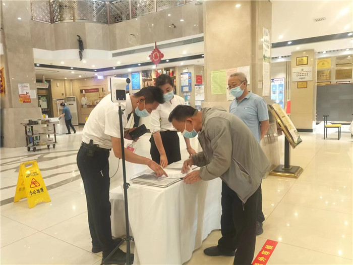 金昌市金川區(qū)紀(jì)委監(jiān)委駐區(qū)人大機(jī)關(guān)紀(jì)檢監(jiān)察組在花城錦都大酒店監(jiān)督檢查疫情防控工作。王文海 攝 .jpg