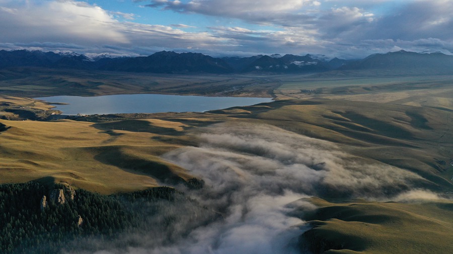 甘肅山丹馬場：峽谷云霧似仙境。 王超攝